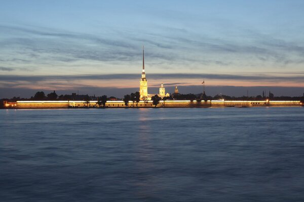 Die Peter-und-Paul-Festung in St. Petersburg. Der Fluss