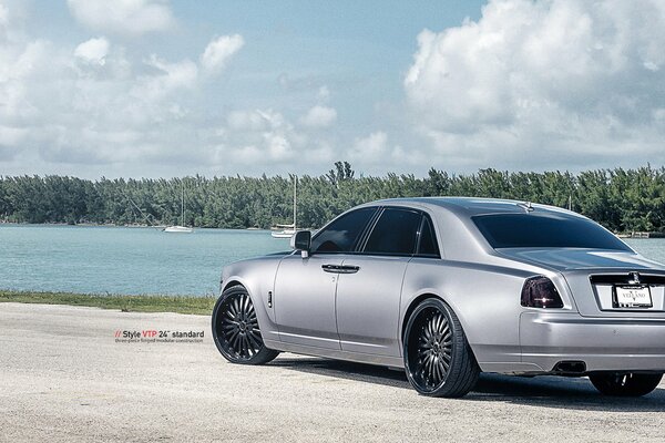 Rolls-royce gris sur fond d eau