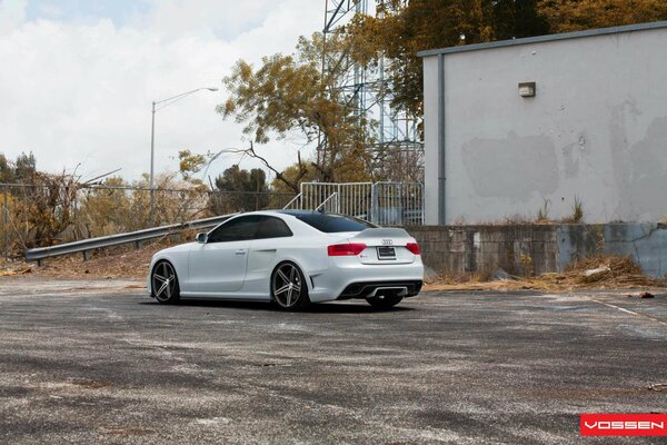 Audi blanco con vidrios polarizados