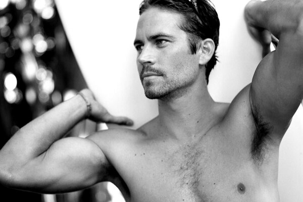 Paul Walker con una tavola da surf