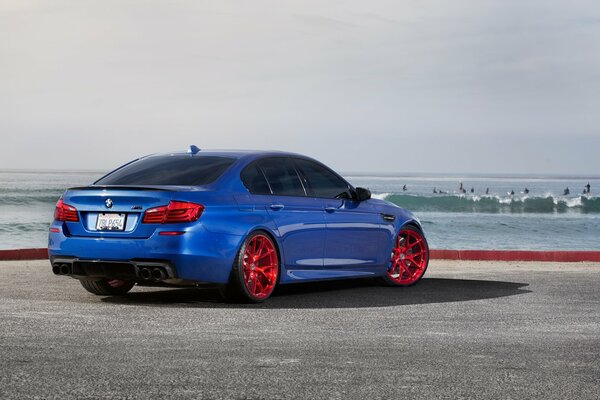 Cul bleu BMW avec Jantes rouges