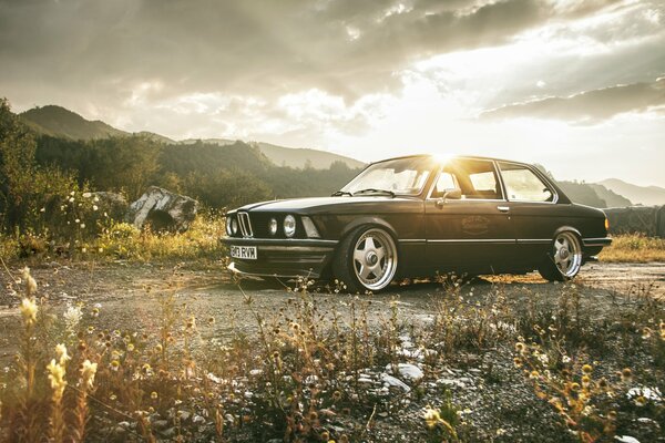 Clásico coche retro bmw e21, en el fondo del amanecer