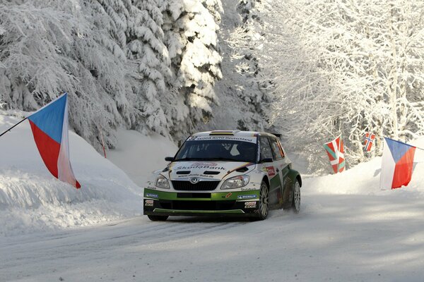 Skoda fabia Rallye im verschneiten Winterwald