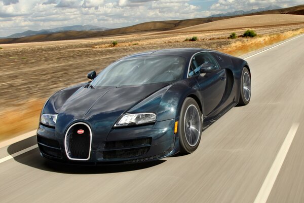 Superdeportivo Bugatti veyron en la autopista