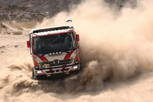 Sport-LKW staubt auf der Strecke im Sand ab