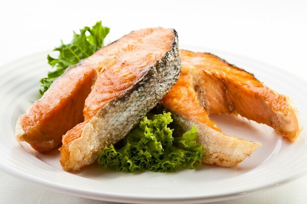 Deux steaks de poisson et une salade