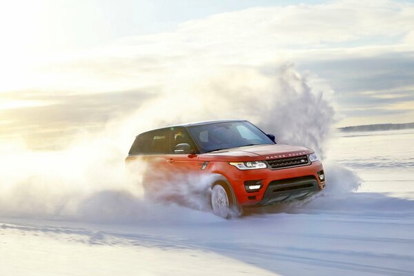 Land Rover fährt an einem sonnigen Wintertag