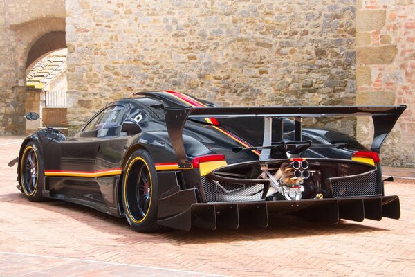 Pagani Zonda nera con linee rosse e gialle