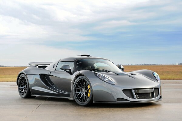 Supercar Hennessey venom gt sur fond de ciel