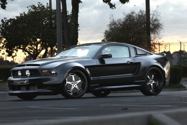 Ford Mustang color negro coche elegante y deportivo