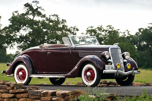 Ein Ford Roadster v8, Baujahr 1935, auf der Straße