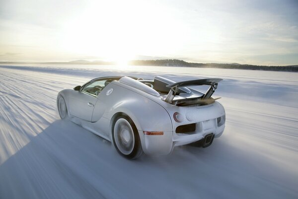 Bugatti Veyron bianco che corre su una pista innevata