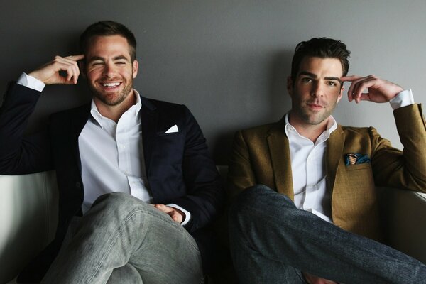 Due bellissimi attori americani Christopher whitelaw e Quinto Zachary John sorridono