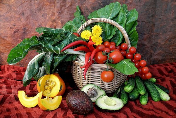 Cesta de chiles, lechuga, tomates