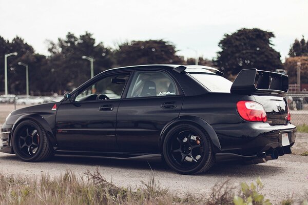 Subaru Impreza sur fond d arbres