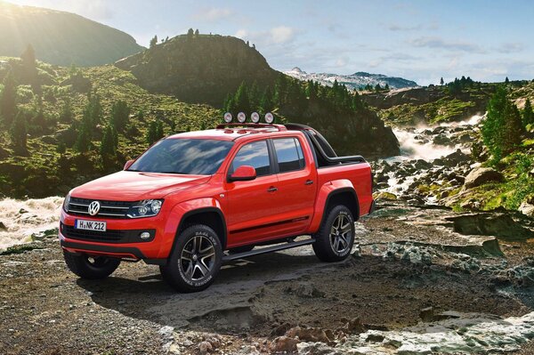 Volkswagen Amarok sur la route de montagne