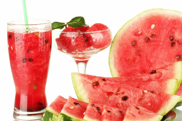 Gehackte Wassermelone und Saft daraus in einem Glas mit einem Röhrchen