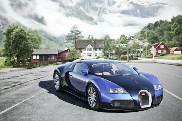 Supercar dans un environnement urbain. Maisons et montagnes