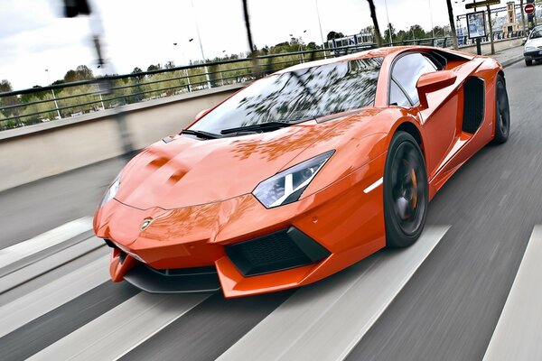 Un Lamborghini corriendo corta espacios urbanos