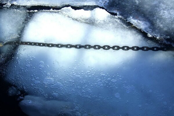 Cadena en el hielo. El río está cubierto de hielo