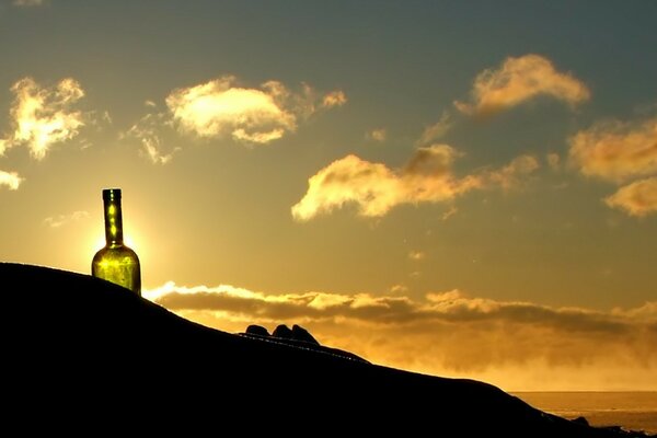 Bei einem schönen Sonnenuntergang steht Wein