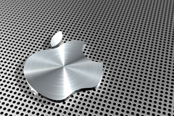 Niezwykłe metalowe logo Apple na dziurawym tle