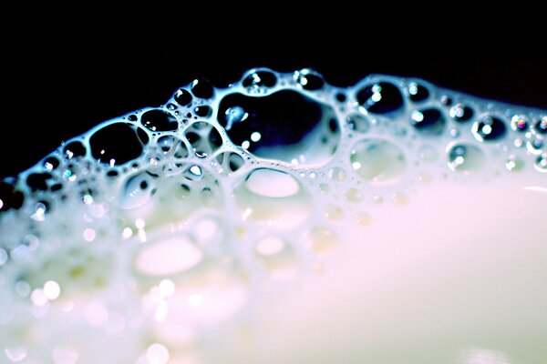 Bulles de mousse de lait dans un verre