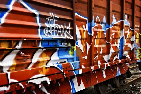 Graffiti sur le train et les wagons de sarrasin