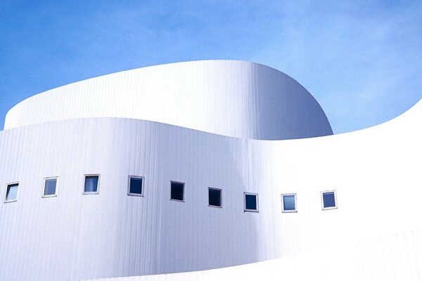 Schneeweißes Gebäude mit eleganten Kurven