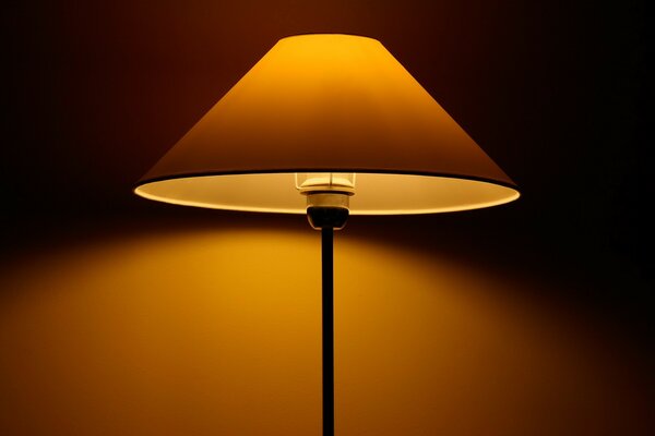 La lampe s allume avec une lumière jaune chaude