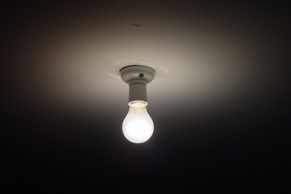 Luce da una lampadina sul soffitto