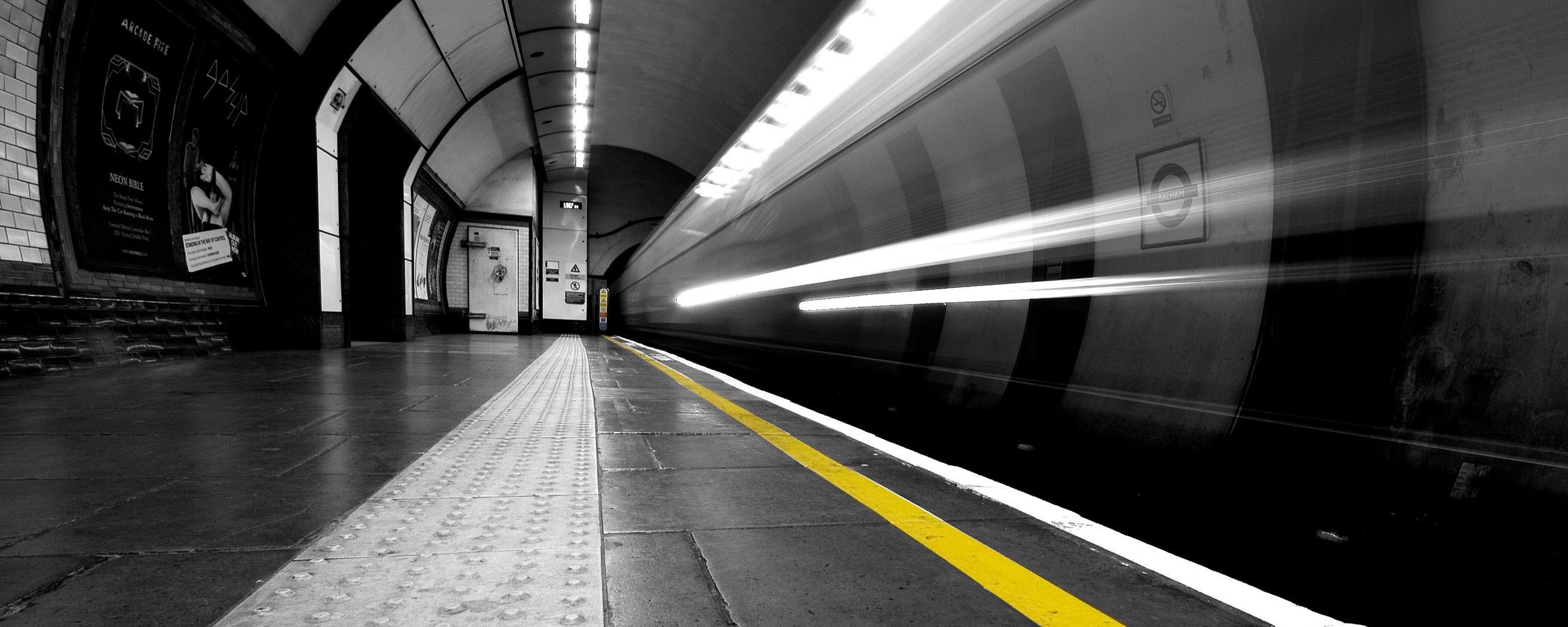 metro túnel blanco y negro