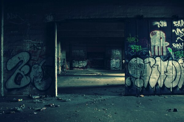 Bâtiment abandonné, graffiti sur le mur