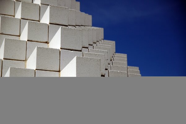 Structure sculpturale de Sola Levitt sur fond bleu