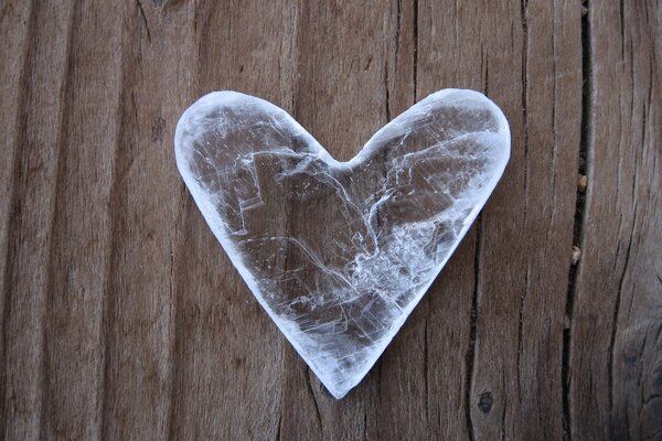 Un corazón de hielo en una mesa de madera