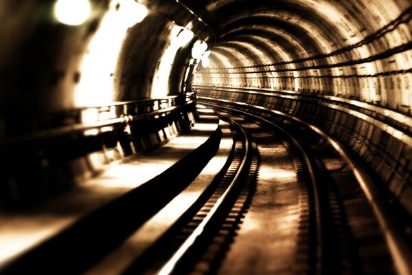 Retro-Foto von den Schienen, die hinter der Wende des Tunnels stehen