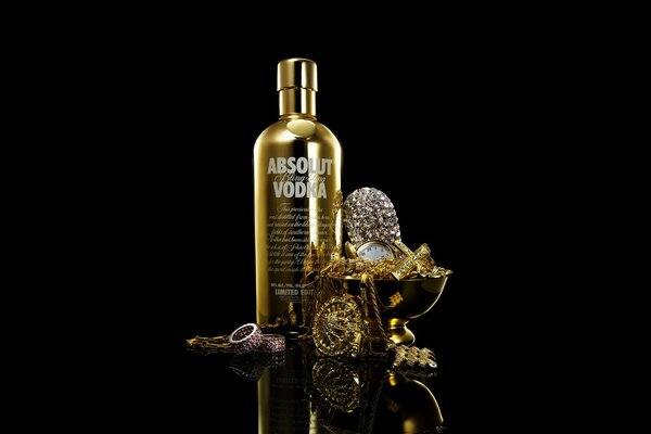 Absolut vodka en una botella de oro con joyas