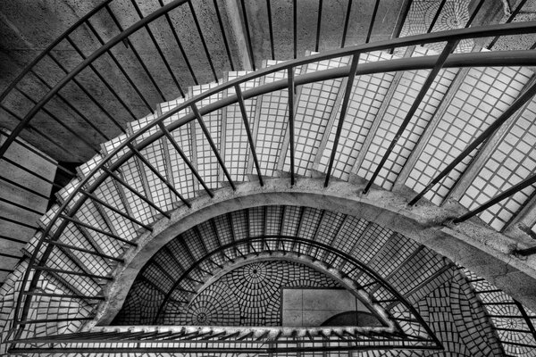 Hermoso ángulo de la escalera en blanco y negro