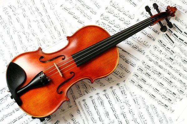 Le violon repose sur des feuilles avec des notes