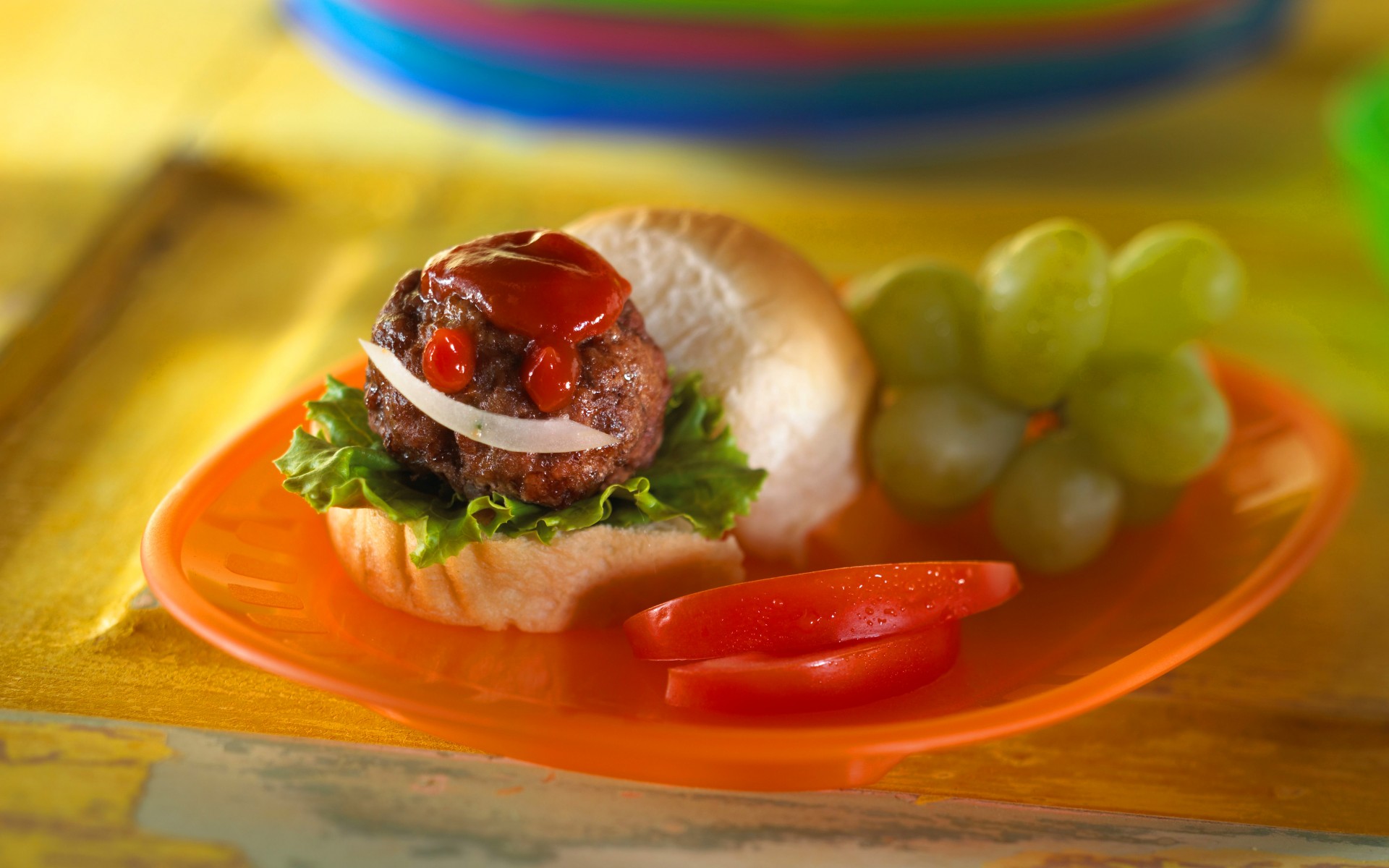 sándwich ketchup bollo uvas tomates comida