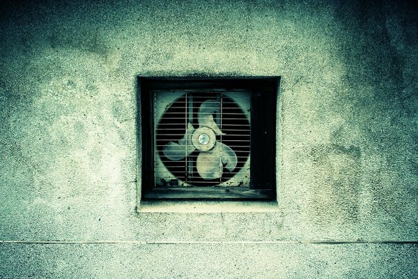 Ventilatore rotto sulle rovine della cappella