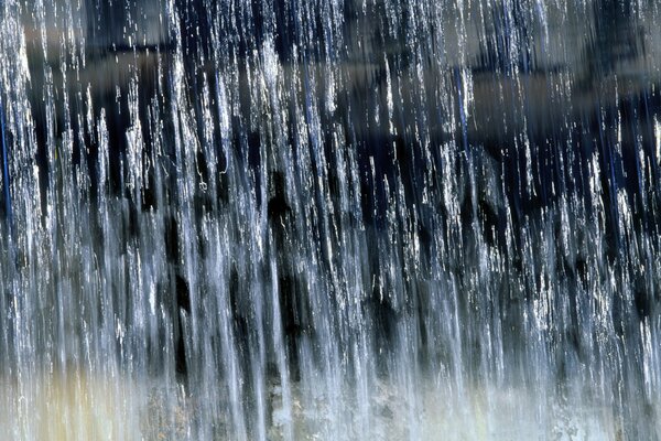 Starker Regen, der in einen Regen übergeht