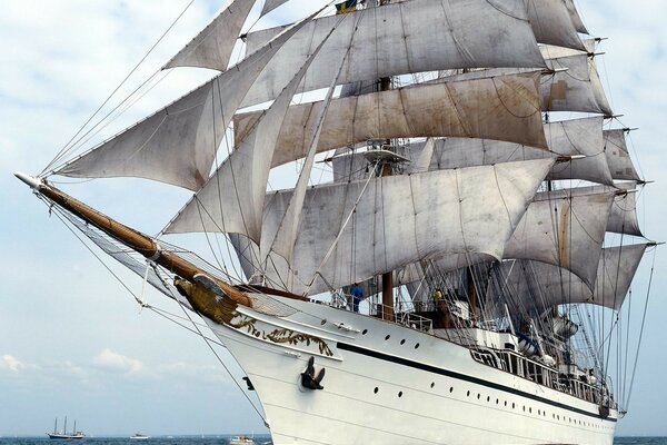 Barco de Vela blanco en el mar