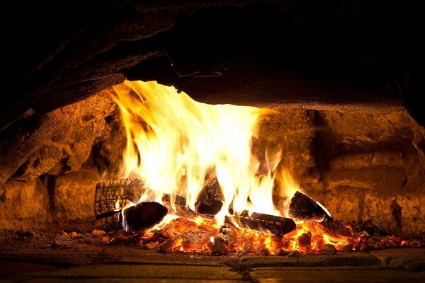 Atmosphärisches Foto eines brennenden Feuers im Kamin