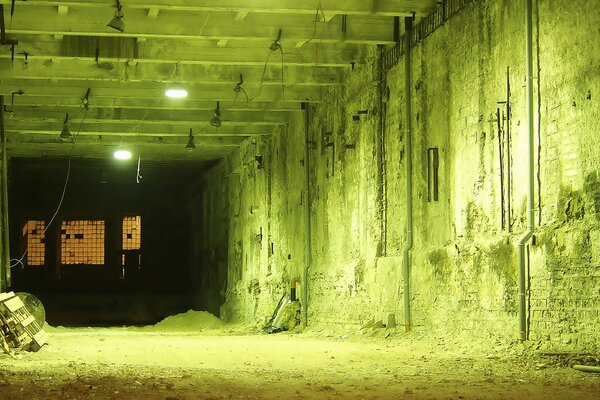 Officina abbandonata in illuminazione elettrica