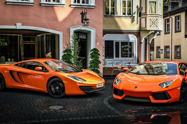 Zwei schöne orange Lamborghini in der Stadt