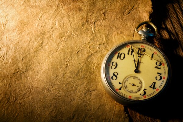 Foto de la mesa en la que se encuentra el reloj