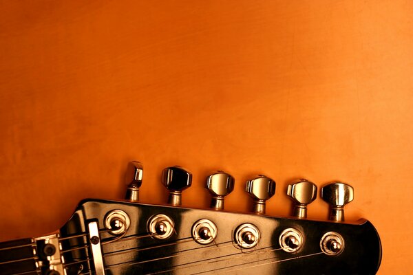 Partie de guitare sur fond orange