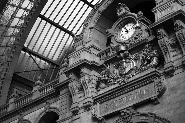 Reloj Vintage en la estación de tren de Amberes