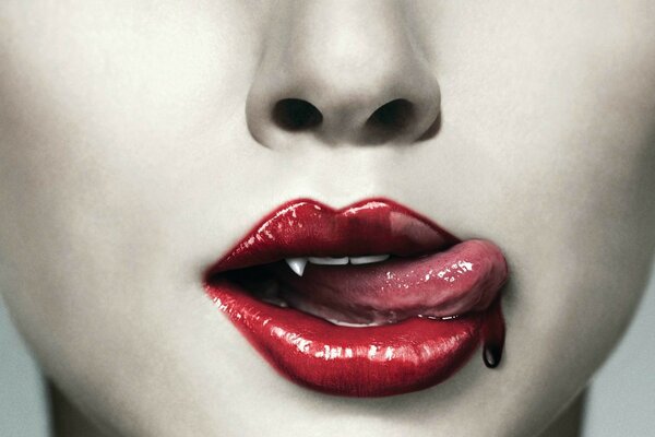 Labbra da vampiro scarlatte luminose con lingua seducente